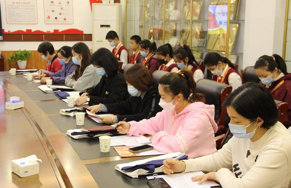 家长、学生观摩团认真查看评比细则 家长、学生观摩团认真查看评比细则